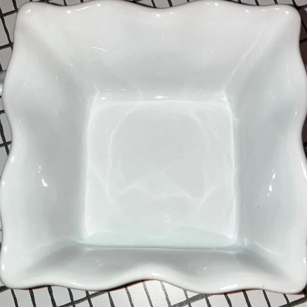 White Ceramic Ruffled Baking Dish with Handles - Picture 6 of 7